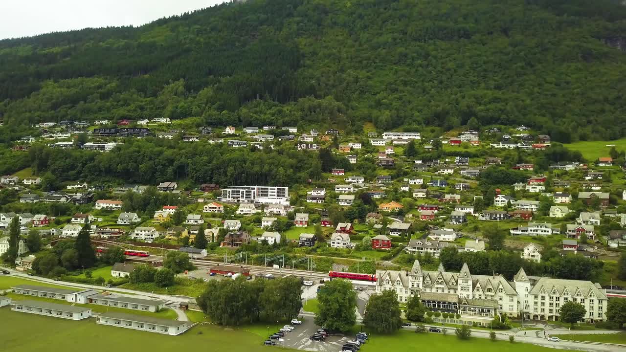 노르웨이의 옛 마을 보스에서 호수를 향해 뒤로 날아가는 드론