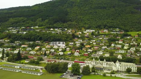 Drone-Volando-Hacia-Atrás-Hacia-El-Lago-Desde-La-Antigua-Ciudad-Noruega-De-Voss