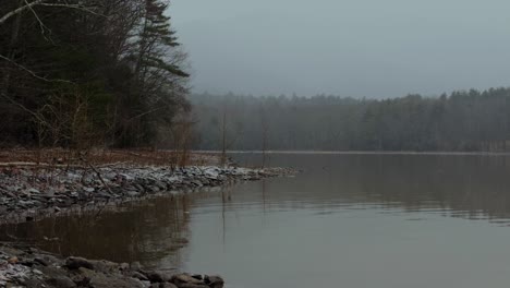 Ein-Großes-Nordostfest,-Das-An-Einem-Unberührten-Und-Wunderschönen-Bergsee-Im-Wald-Beginnt