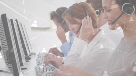animación de una red de iconos de perfil sobre una ejecutiva de atención al cliente que habla por auricular telefónico.