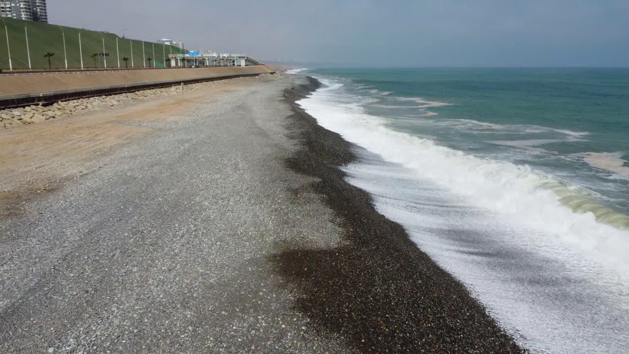 Rekaman drone cepat 4K pantai berbatu di Lima, Peru