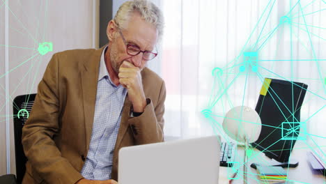 animación de globos de iconos digitales girando sobre un hombre caucásico pensativo usando una computadora portátil en la oficina