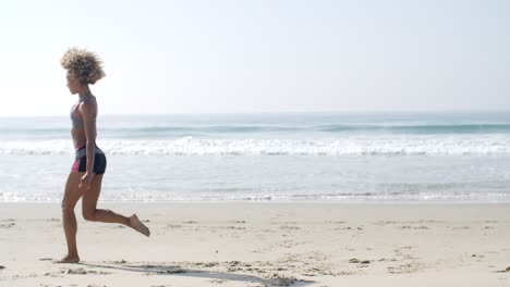 Glückliche-Junge-Frau,-Die-Am-Strand-Springt