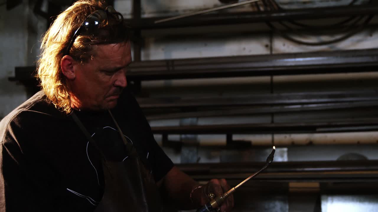 Soudeur utilisant un chalumeau de soudage
