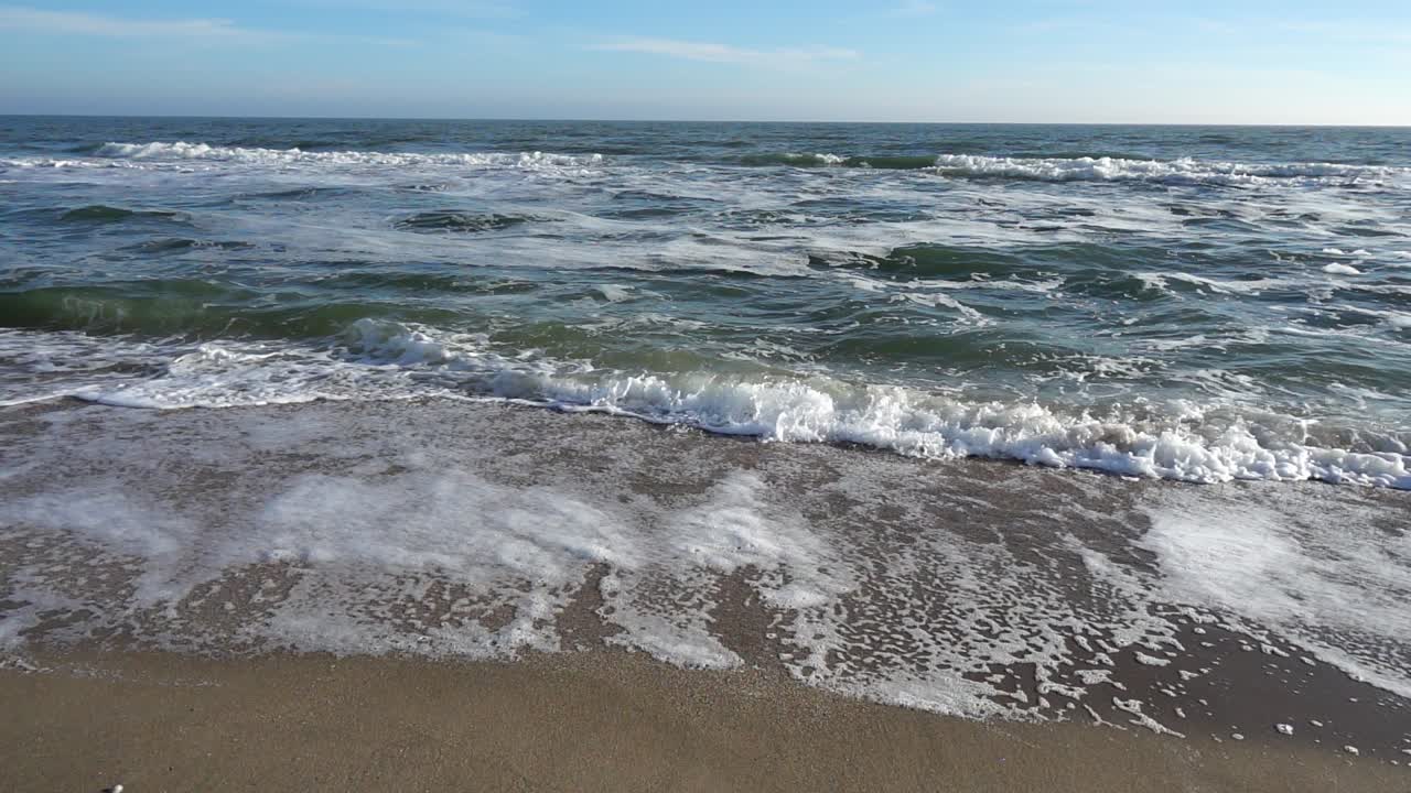 Onda del mare. Slow motion. Riprese sulla spiaggia