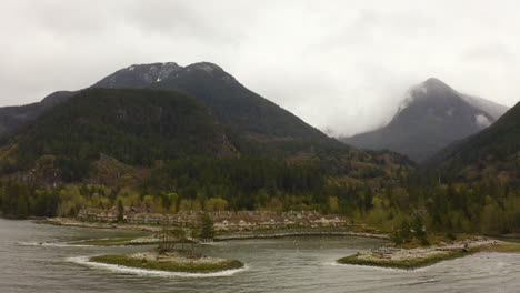 Szenische-Luftaufnahme-Von-Bergen-Und-Häusern-Am-Meer-Entlang-Der-Pazifischen-Küste-In-British-Columbia,-Kanada