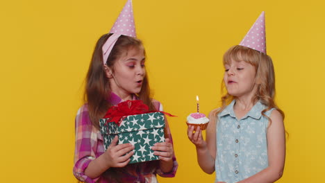 Glückliche-Kinder-Schwestern-Mädchen-Geschwister-Freunde-Feiern-Geburtstag-Pusten-Kuchen-Kerze-Machen-Einen-Wunsch