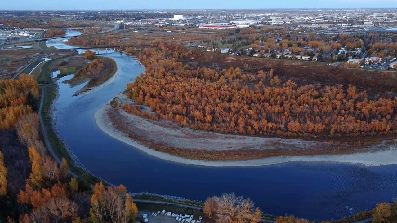 majestuosos árboles de naranja de otoño que rodean el río bow, capturados desde una vista aérea en calgary