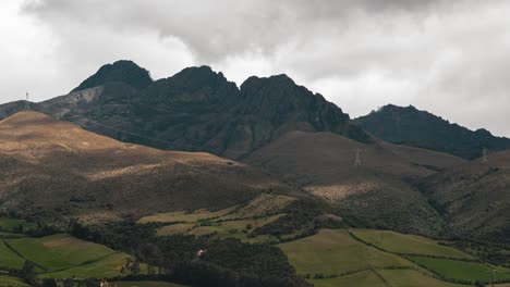lapso de tiempo del volcán extinto rumiñahui en la cordillera de los andes, provincia de pichincha, ecuador