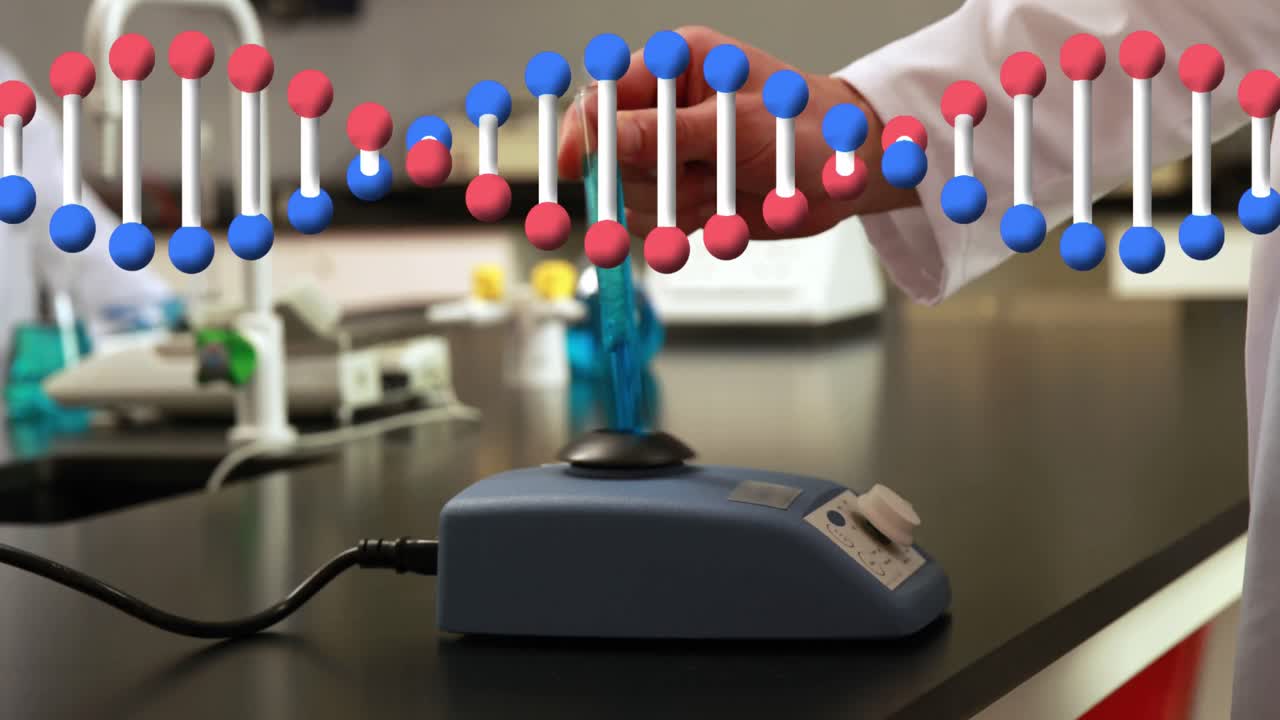 animación de una cadena de adn sobre un científico caucásico en el laboratorio