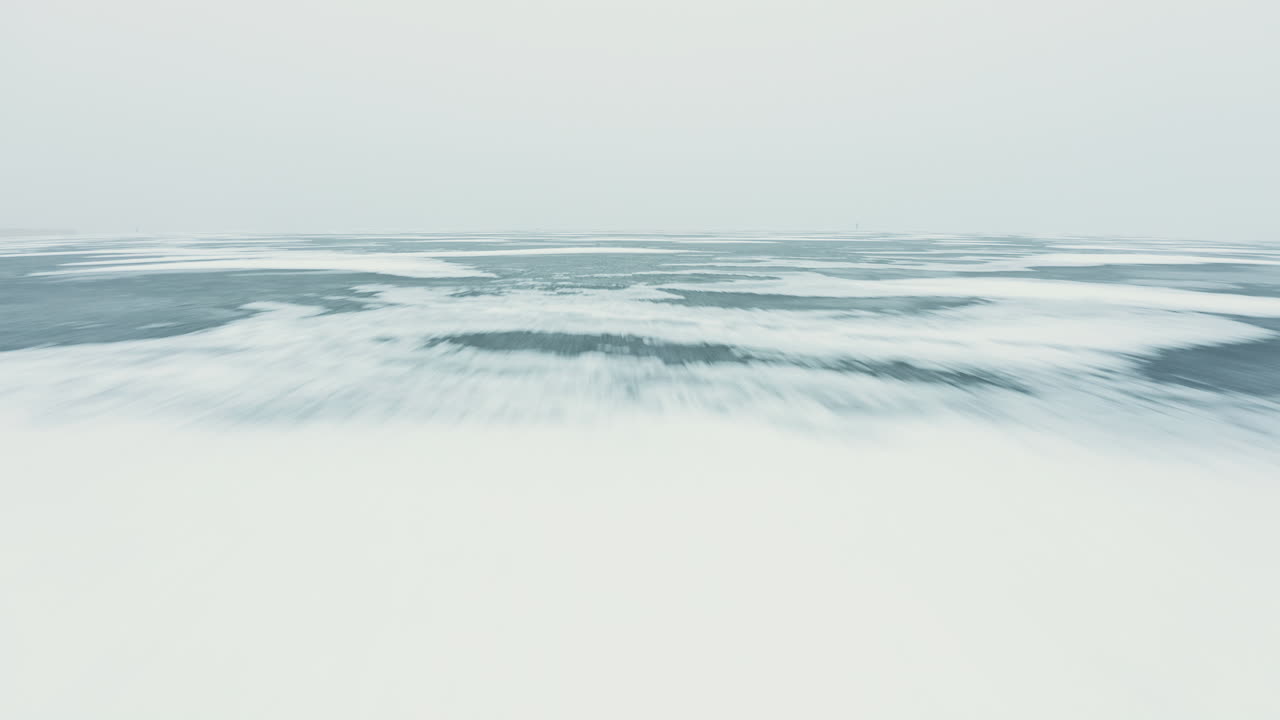 霧の凍った氷の上で撮影された高速飛行のドローンのような映画の始まり