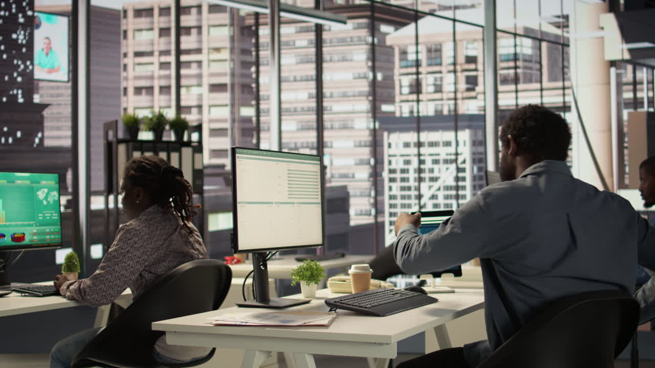 금융 데이터 분석에 종사하는 바쁜 사무실 팀