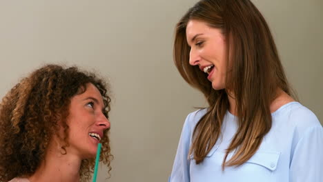 mujeres que trabajan juntas