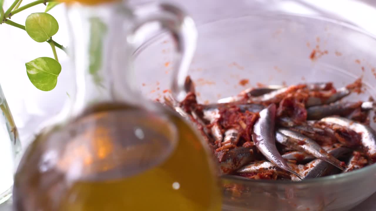 sardinas en salsa de tomate en un tazón