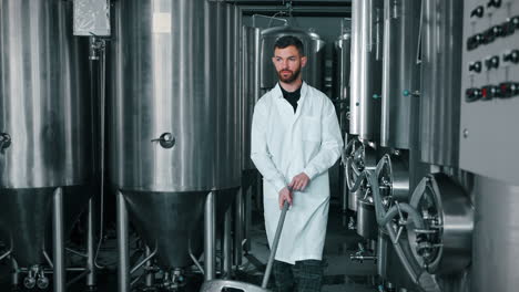 trabajador de una cervecería en una instalación de fabricación
