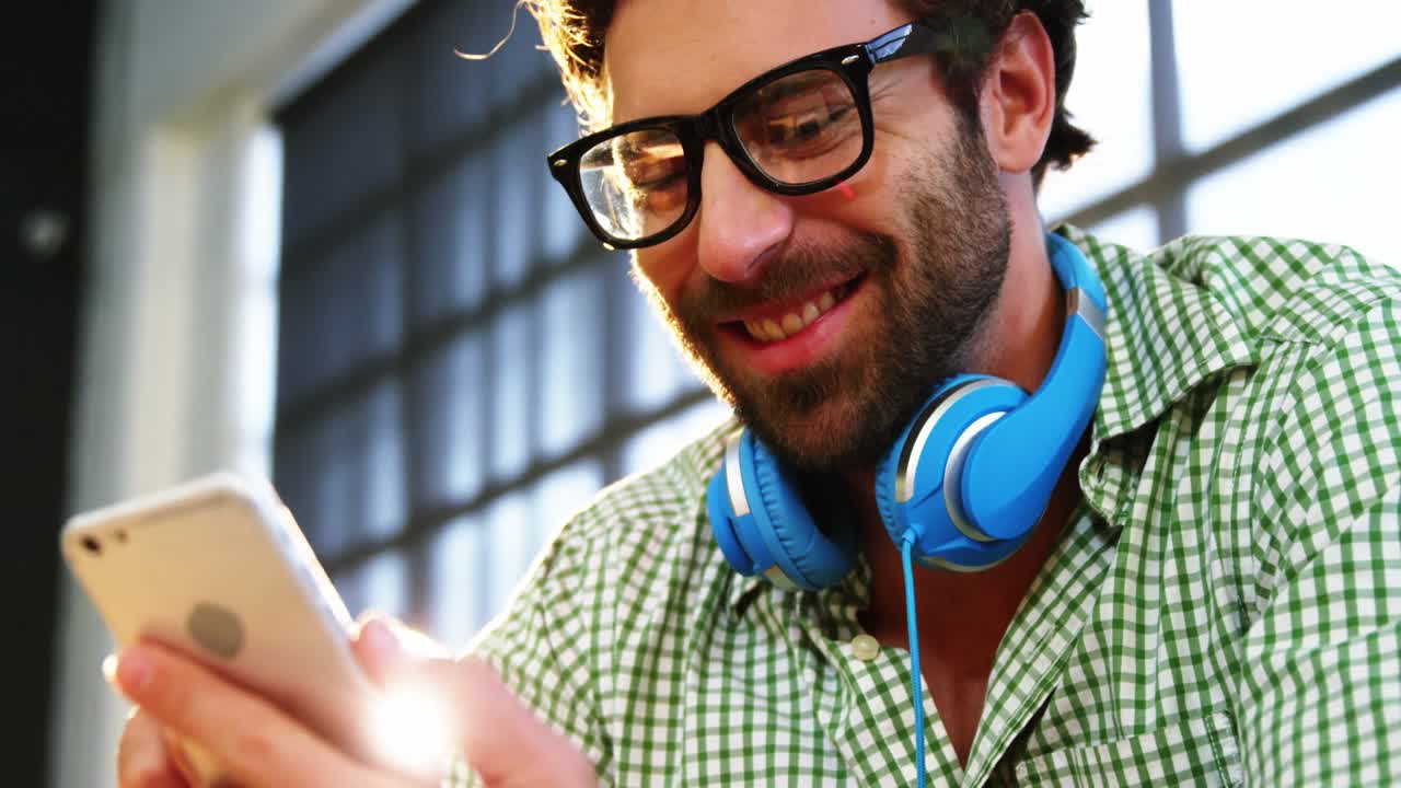 mensajes de texto de ejecutivos de negocios en teléfonos móviles