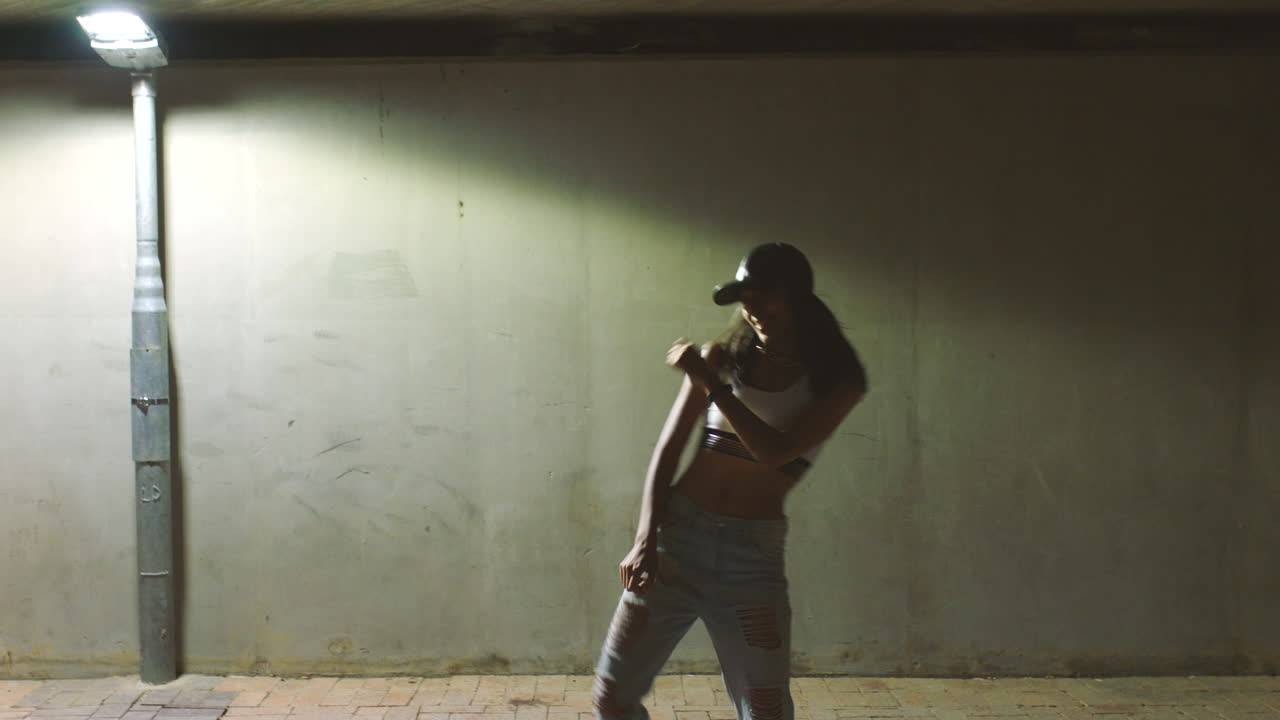 hip hop, baile y mujer de la ciudad por la noche en creativo