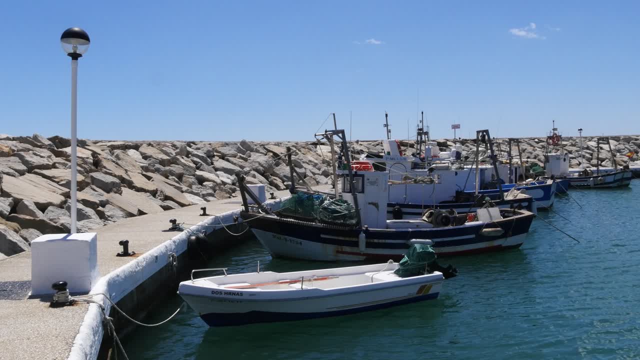 정적 와이드 샷 - 스페인의 puerto de la duquesa에서 전통적인 스페인 어선
