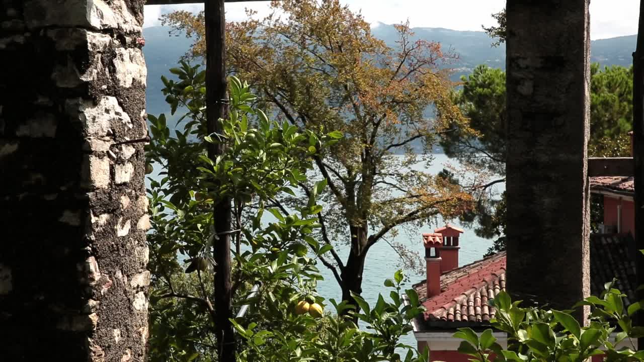 limonhouse en limone sul garda, italia, panorama en el lago y casas y villas