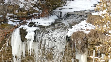 Cascadas-Congeladas-De-La-Cascada-Del-Escarpe-Del-Niágara-Que-Caen-Del-Arroyo-Helado-En-Hamilton,-Ontario,-Canadá