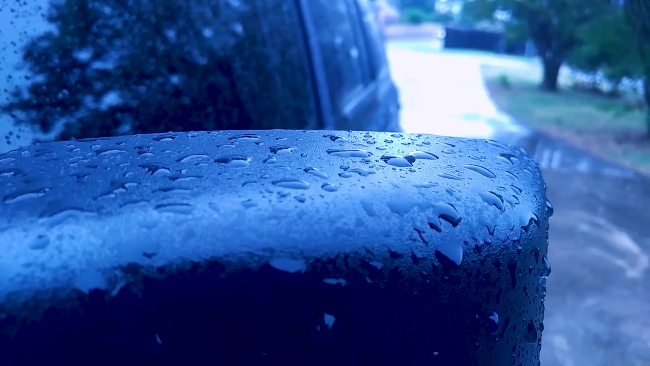 Dia chuvoso, observando a chuva em um carro em câmera lenta