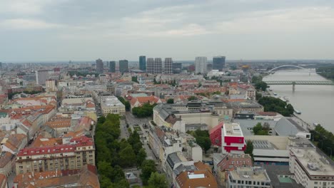 Toma-Aérea-Del-Centro-De-Bratislava,-Eslovaquia-En-Un-Día-Nublado