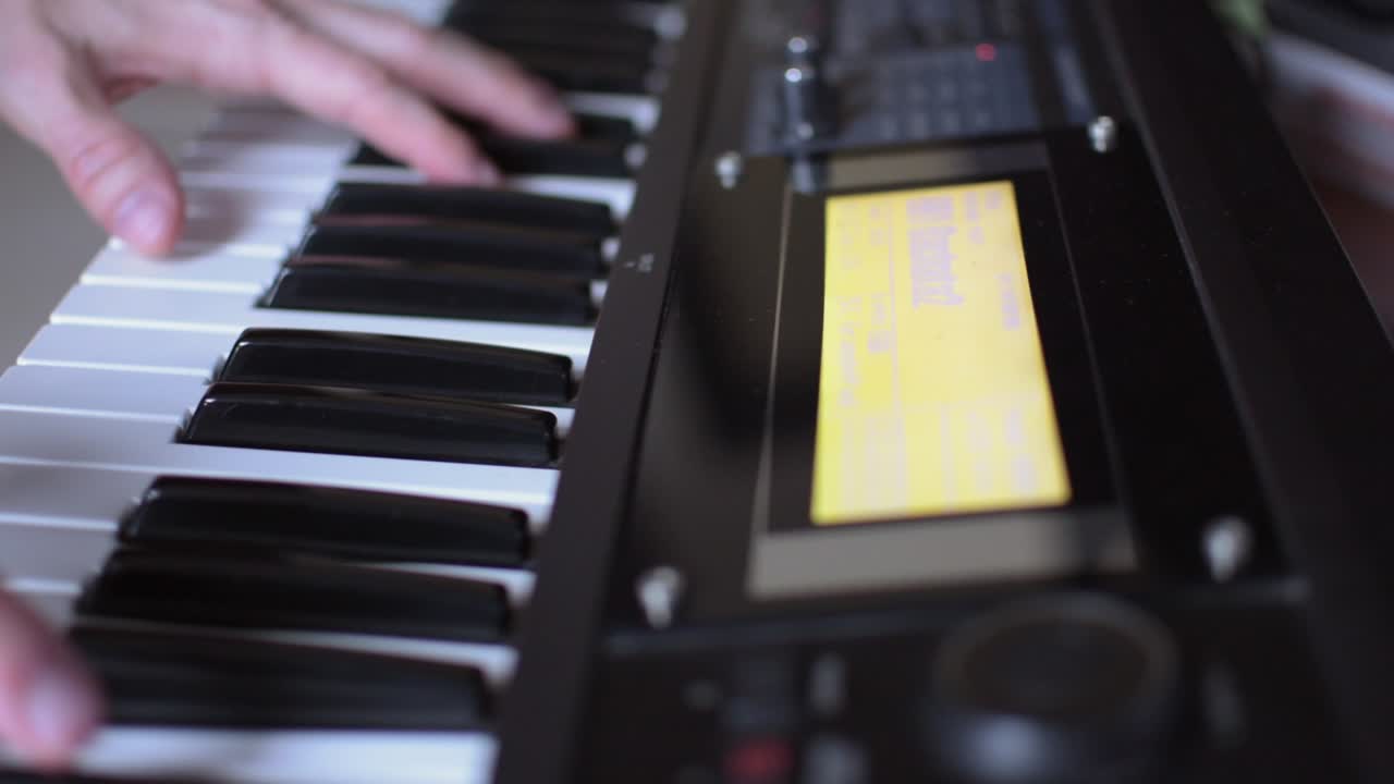 primer plano de persona tocando teclados