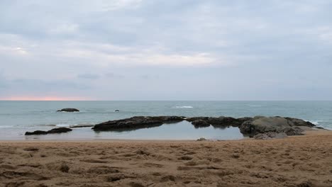 Mar-En-Calma-En-La-Playa-De-Tailandia