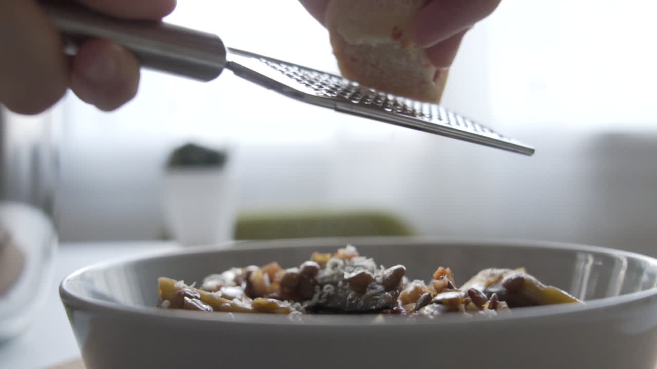 음식 위에 치즈를 올려 슬로우 모션으로 촬영