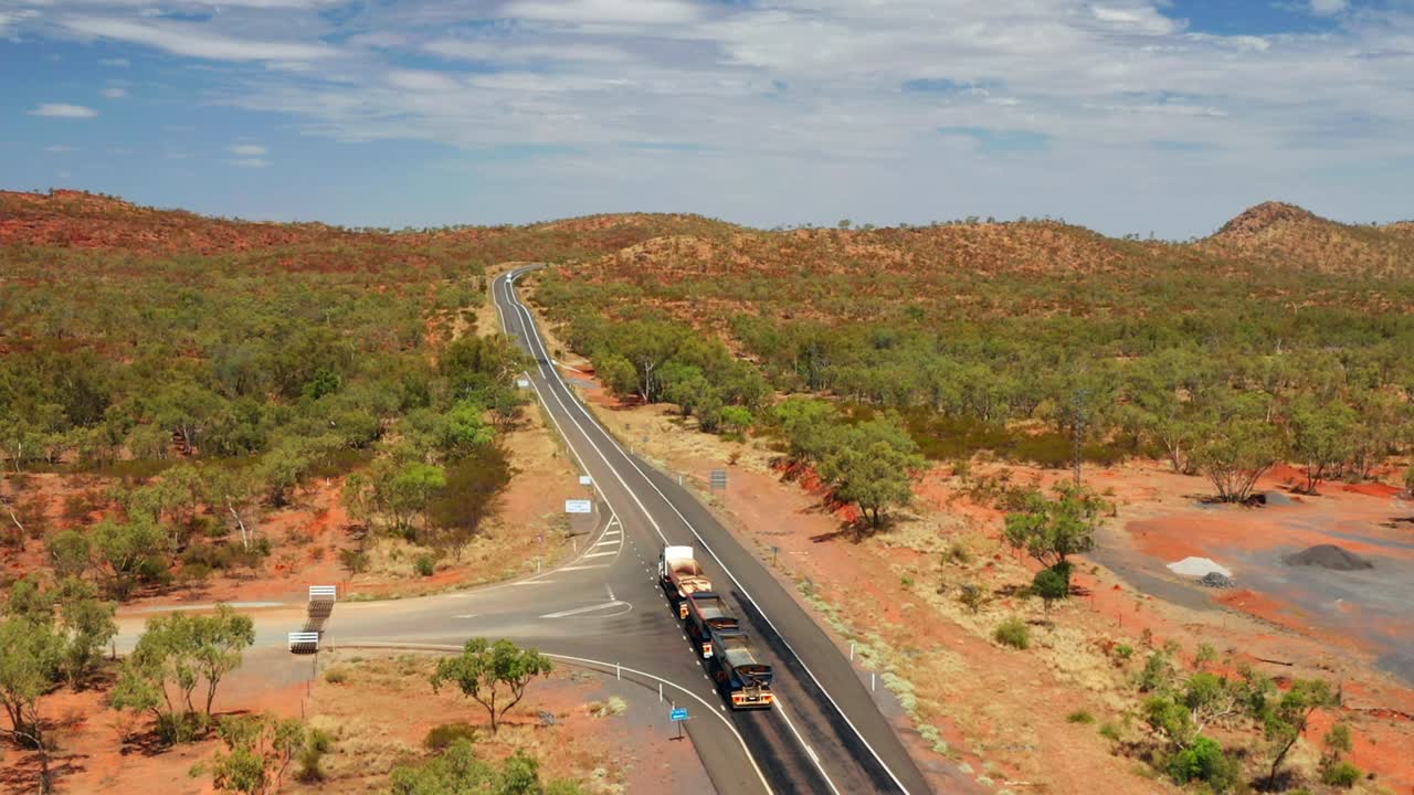 tren de carretera de tres remolques en la carretera interior australiana en un día soleado en qld, australia