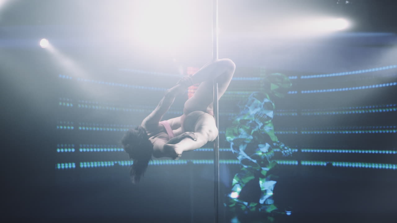 esibizione di pole dance