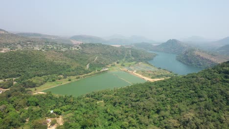 hermosa vista del río a través de las colinas