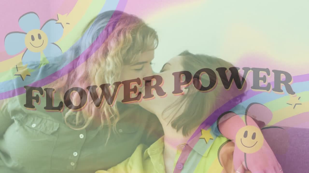 animación de texto de energía floral con arco iris y flores sobre una pareja gay de mujeres besándose