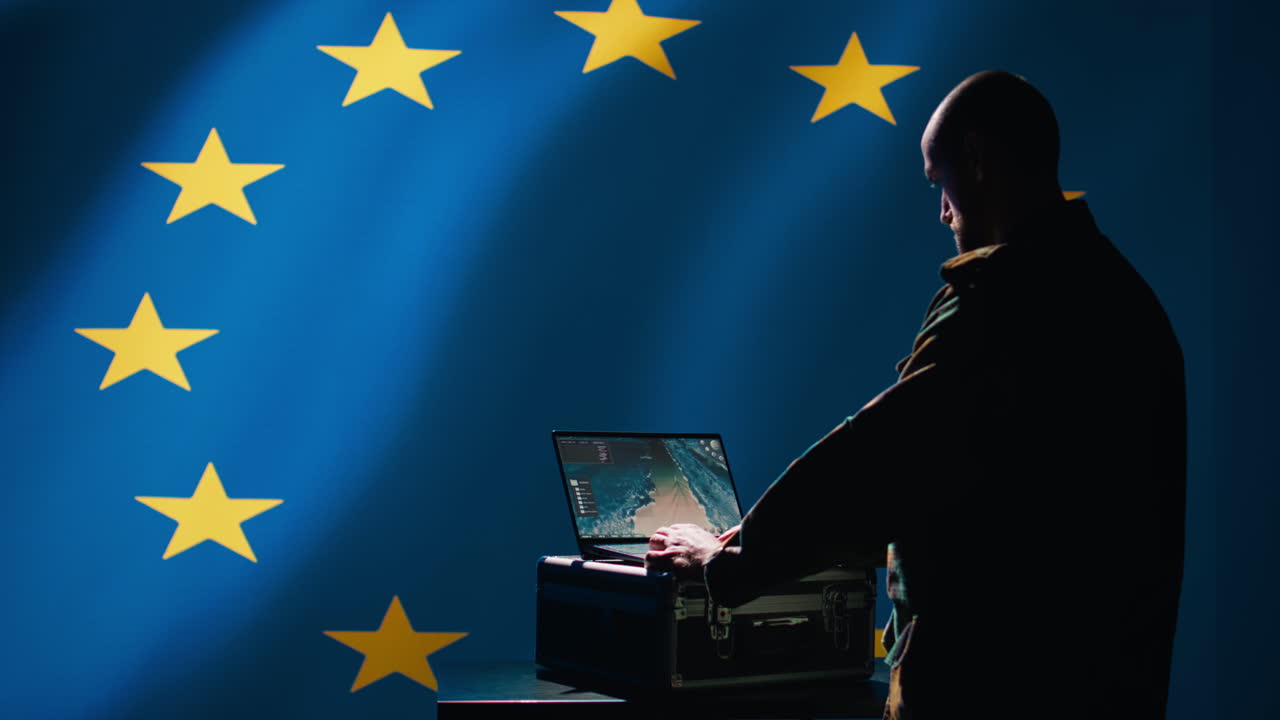 Soldato dell'alleanza europea nella sala di controllo usa tecnologia militare