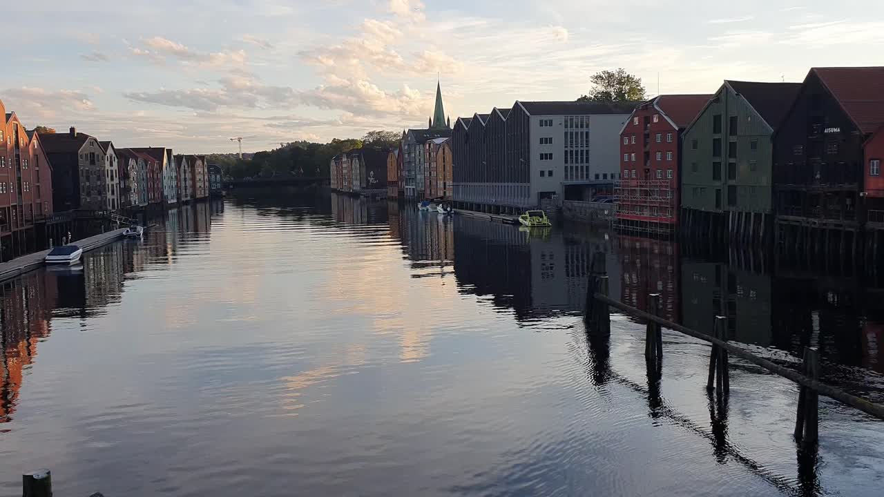 노르웨이 트론헤임의 니델바를 따라 있는 다채로운 유서 깊은 목조 강변 주택