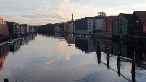 las coloridas casas históricas de madera frente al río a lo largo del nidelva en trondheim, noruega