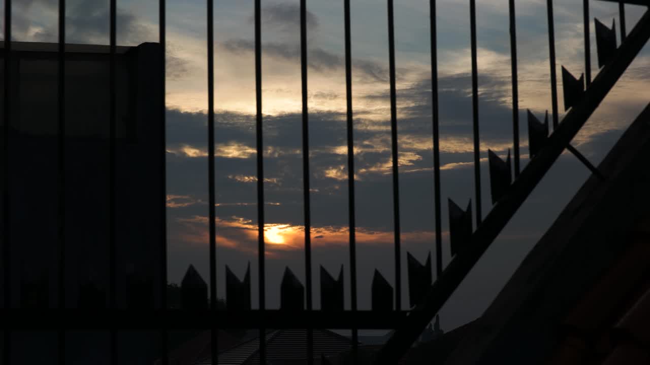 4K Timelapse atardecer con celosía de hierro en primer plano