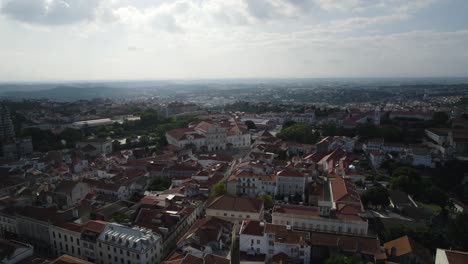 Santarém,-El-Pintoresco-Paisaje-Urbano-De-Portugal-Bajo-Un-Cielo-Nublado,-Vista-Aérea