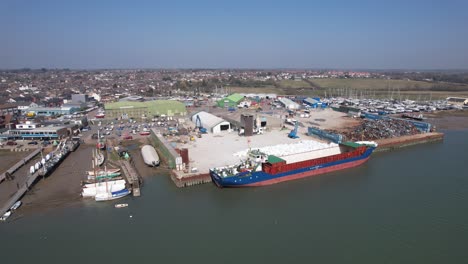 brightlingsea essex uk 무인 항공기 공중 영상에서 선박 적재