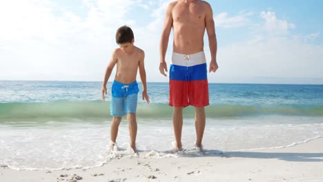 padre e hijo poniendo sus pies en el agua
