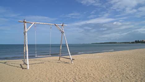 Holzschaukel-Am-Strand-Mit-Meeresstrand-Hintergrund