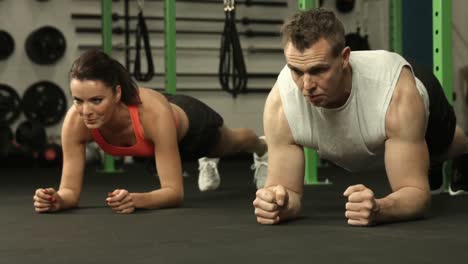 Fit-couple-in-plank-position