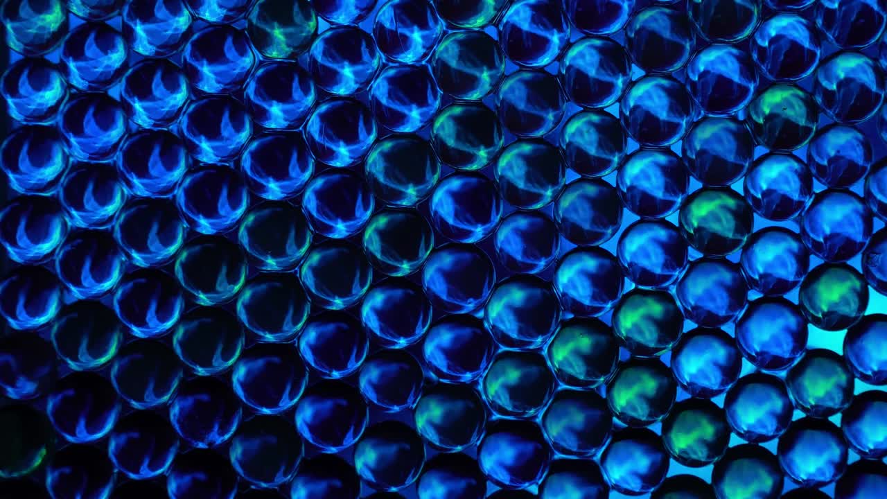 mini globos crisales teñidos que reflejan patrones de luz de colores; bucle