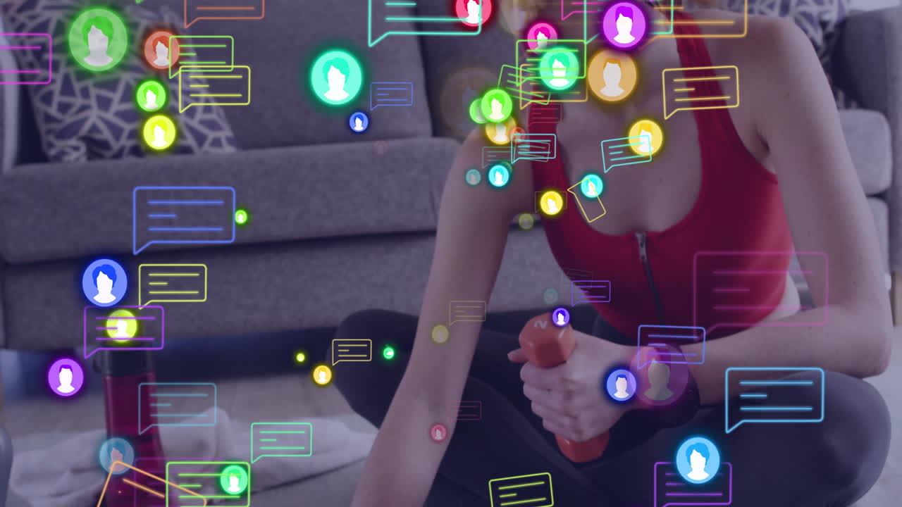 animación de iconos de los medios sobre una mujer caucásica usando una computadora portátil