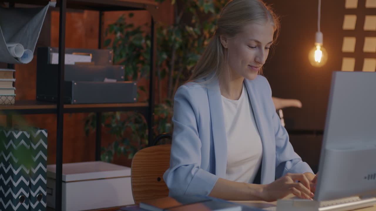 женщина, работающая на компьютере в домашнем офисе