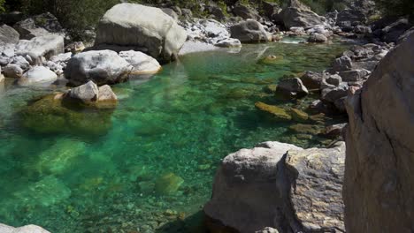 estanque de agua turquesa del río de la montaña, hermoso cauce del río con grandes acantilados