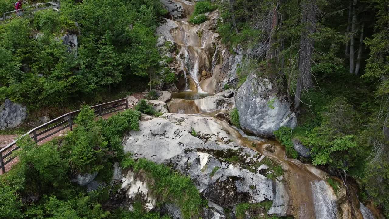 Pieni vesiputous vaellusreitin vieressä Alpeilla Loferissa, Itävallassa.