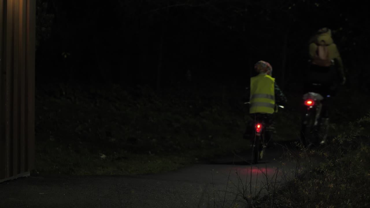 자전거 타는 사람은 도시 환경에서 밤에 탄다