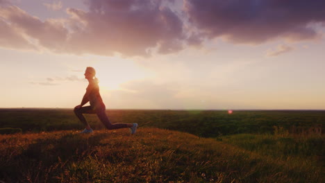 Mujer-Joven-Haciendo-Ejercicio-De-Estiramiento-En-Un-Hermoso-Lugar-épico-Al-Atardecer-1