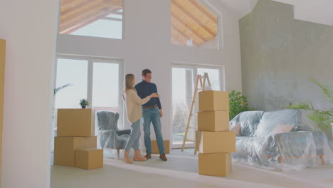 una pareja visitando su nueva casa.